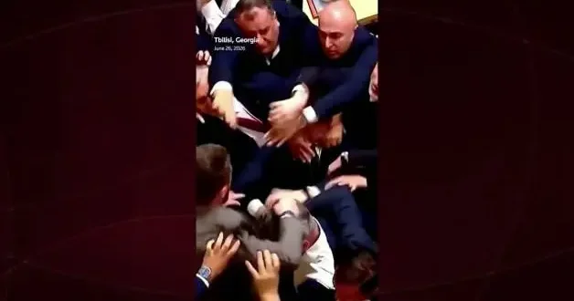 Gürcistan parlamentosu karıştı vekiller birbirine yumrukla saldırdı