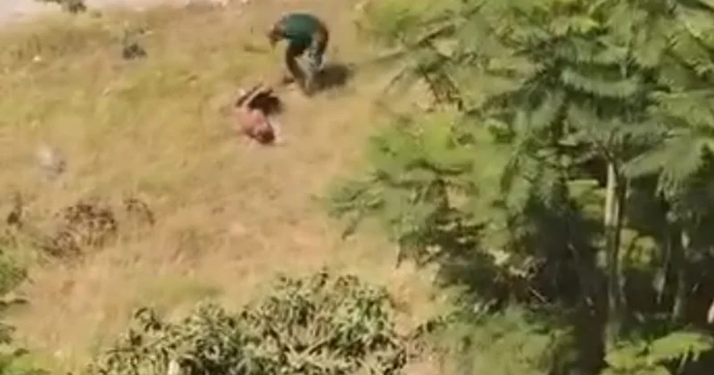 Baba, çocuğunu sulama kanalında dövdü