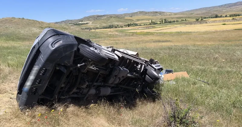 Çorum da tarlaya devrilen kamyonetteki 2 kişi yaralandı