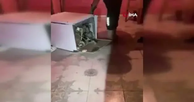 Bulaşık makinesine giren 2 metrelik karayılanı itfaiye çıkardı