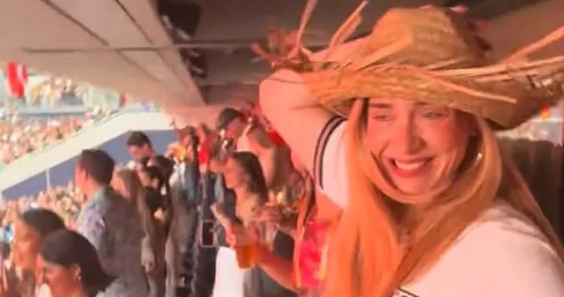 Adele Latin Amerikalı şarkıcı Bad Bunny konserinde coştu