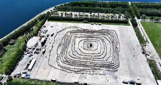 İstanbul da 5 bin kişi aynı anda horon oynayarak Guinness Rekorlar Kitabı na girdi