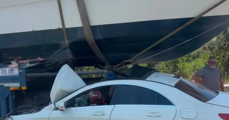 İzmir’de seyir halindeki otomobil tekneye çarptı