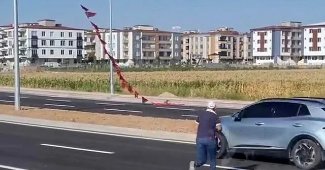 Batmanlı işçi yerdeki Türk bayrağını alıp, boyunun yettiği en yüksek noktaya astı Batman Haberleri Habertürk Yerel Haberler