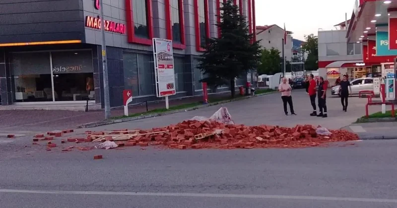 Çaycuma da hareket halindeki tırdan yola tuğlalar saçıldı