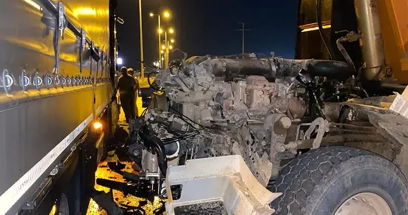 TIR la çarpışan hafriyat kamyonun kupa kısmı koptu, şoförü yaralandı