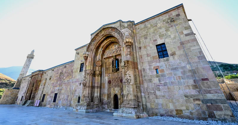 Motif motif işlenen taşlarda gölgeler yüzyıllardır kıyama duruyor