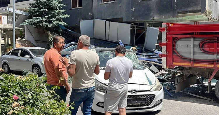 Atıl durumdaki hastanenin dış cephesi düştü, otomobiller hasar gördü