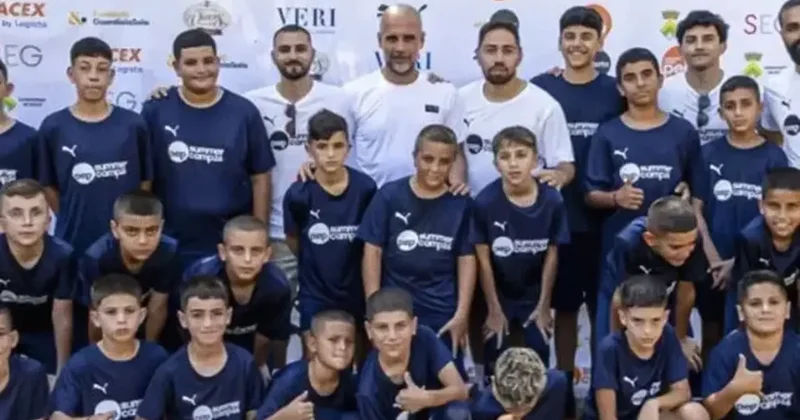 Saha dışında da şampiyon! Guardiola kapılarını Filistinli çocuklara açtı