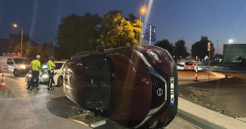 Bakırköy de otomobil refüje çarpıp devrildi: 1 yaralı