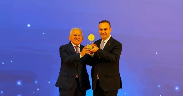 başkan Büyükkılıç, Türkiye de ilk olan RES projesiyle Bakan Kacır ın elinden ödül aldı Kayseri Haberleri Habertürk Yerel Haberler