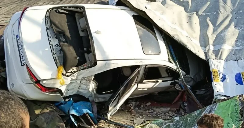 İstanbul da bir otomobil gecekonduya çarptı! Yaralılar var