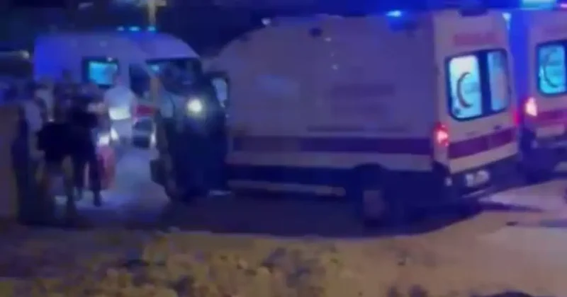 Yol çalışma alanındaki çukura düşen otomobilde 3 kişi yaralandı