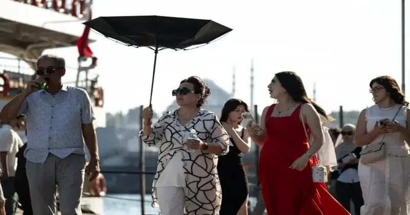 İstanbul da bunaltan sıcak: Turistler gölge ve şemsiyeye sığındı