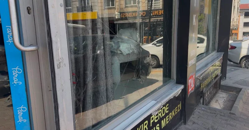 Sopa ve bıçakla kovaladıkları adam canını kurtarmak için perde dükkanına dalınca ortalık karıştı