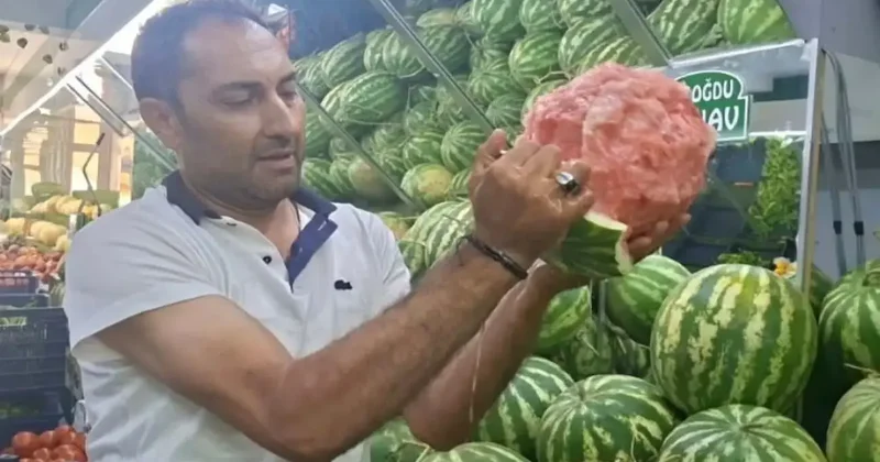 Eliyle karpuz soyan manav viral oldu: Sosyal medya onu konuşuyor
