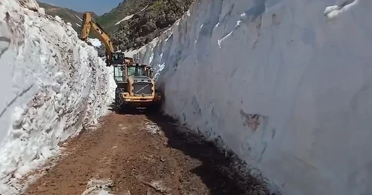 Yüksekova nın İkiyaka Dağları nda 2 aylık kar mesaisi: Yollar tüneli andırdı