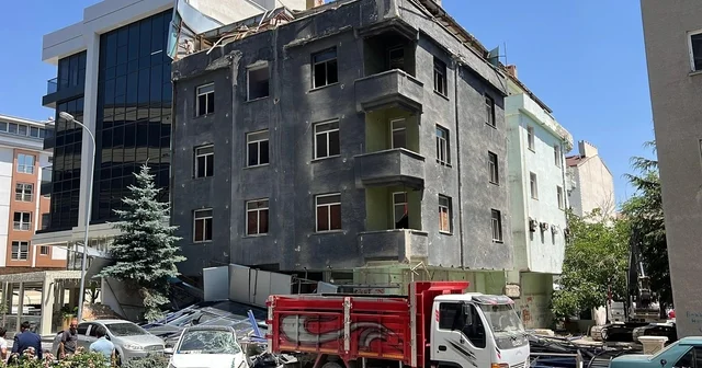 Atıl haldeki hastane binasının dış cephesi çöktü, 2 otomobil hasar gördü Nevşehir Haberleri Habertürk Yerel Haberler