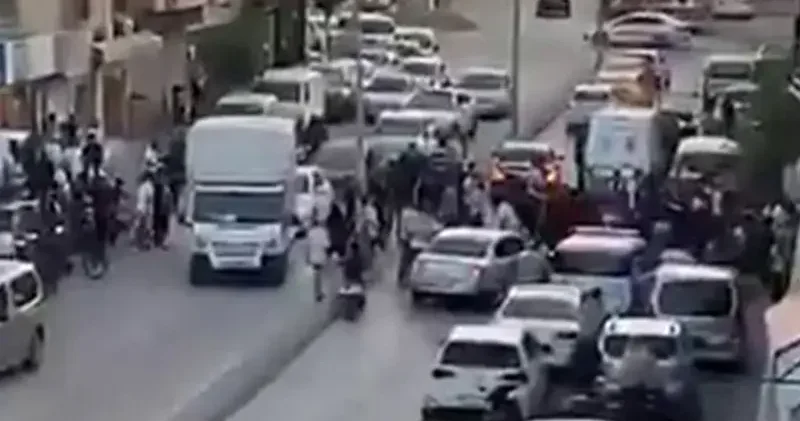 Adana da husumetlilerin silahlı kavgasında yoldan geçen genç vurularak öldü