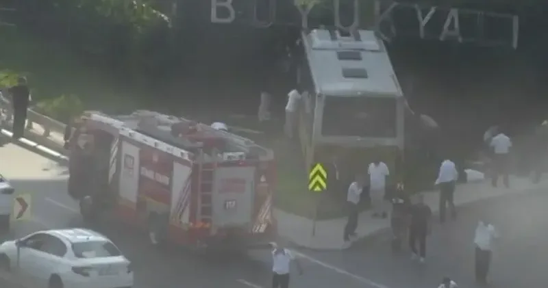Zeytinburnu’nda İETT otobüsü sitenin bahçe duvarına çarptı; yaralılar var