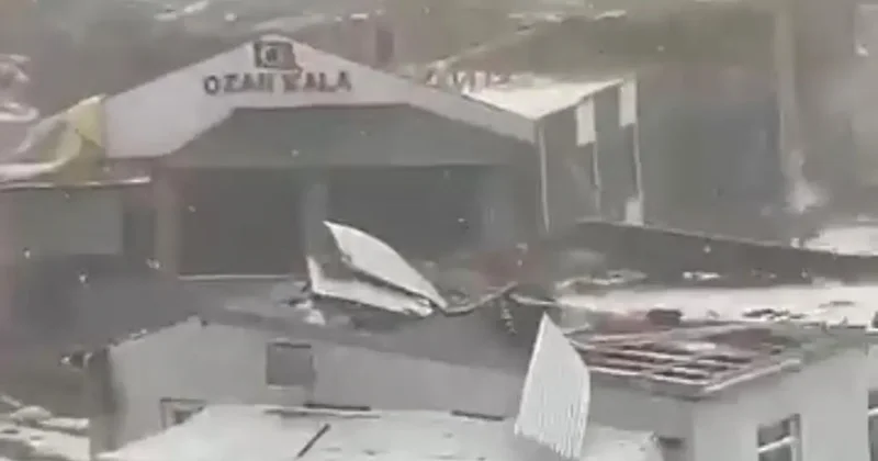 Ardahan da şiddetli fırtına evlerin çatılarını uçurdu!