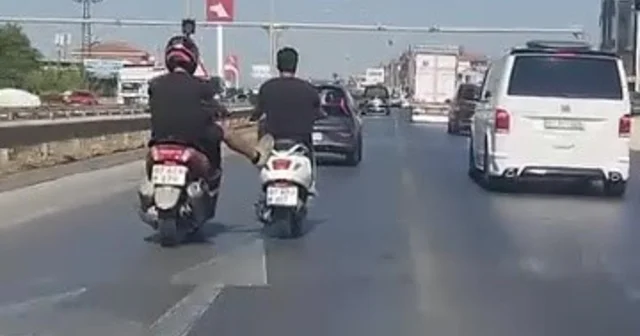 Kara yolunda seyir halindeyken ayağıyla önündeki motosikleti itmeye çalıştı Motosiklet sürücülerinin tehlikeli yolculuğu Antalya Haberleri Habertürk Yerel Haberler