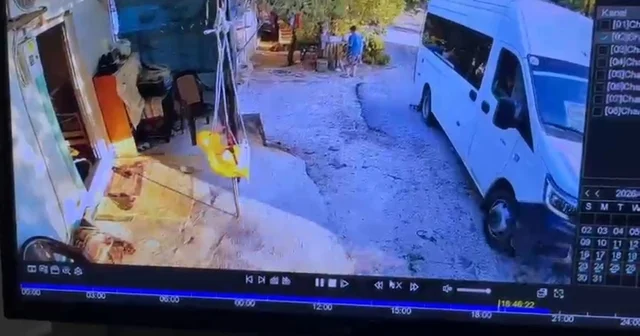 Minibüsle geri manevra yaparken oğlunun ölümüne neden oldu Antalya Haberleri Habertürk Yerel Haberler
