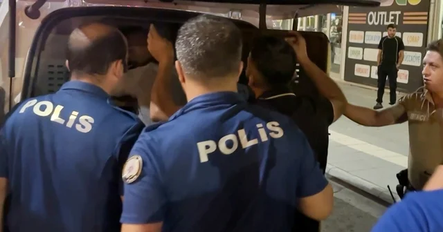 Biri oynayarak, diğeri zorla gözaltına alındı: ilginç anlar kamerada Kendi söyleyip kendi oynayan şüpheli, polisleri de şaşırttı Aksaray Haberleri Habertürk Yerel Haberler