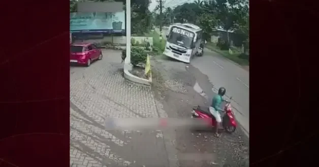 Hindistan’da trafik faciası: Bir anlık sorumsuzluk otobüsü biçti!