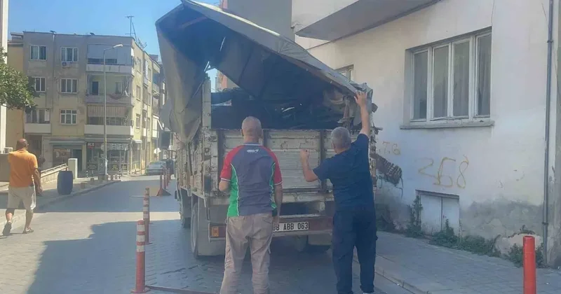 Kamyonetin kasası binanın balkonuna çarptı
