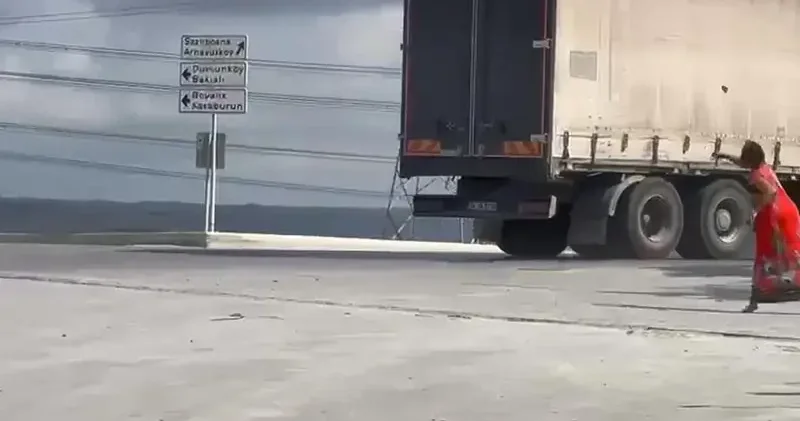 Hadımköy de yoldan geçen araçlara taş attı; çevredekiler tepki gösterdi