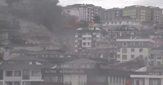 Avcılar da apartmanın çatısında yangın çıktı