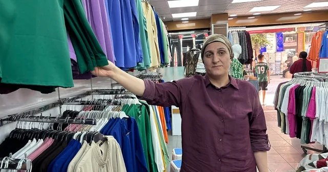 Sıcak havalarda koyu renk tercih eden vatandaşlara esnaftan uyarı Geçen yıl sarı, bu yıl kahverengi ön planda Kavurucu sıcaklarda şaşırtan modeller ve fiyatlar Eskişehir Haberleri Habertürk Yerel Haberler