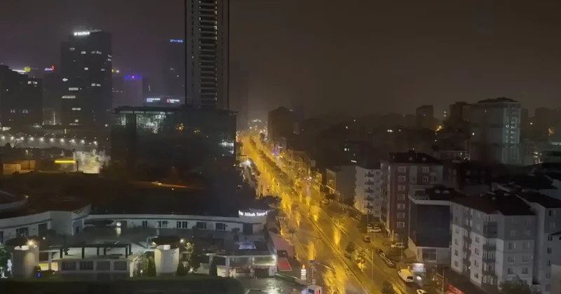 İstanbul da gök gürültülü sağanak etkili oldu