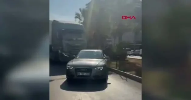 Mersin de trafikte yol verme kavgası: Taşla saldırdılar, TIR la ezip geçti!
