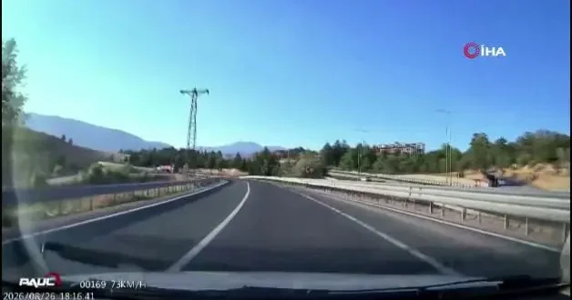 Hatalı sollama faciaya sebep oluyordu: Kafa kafaya çarpışmadan saniyelerle kurtuldular