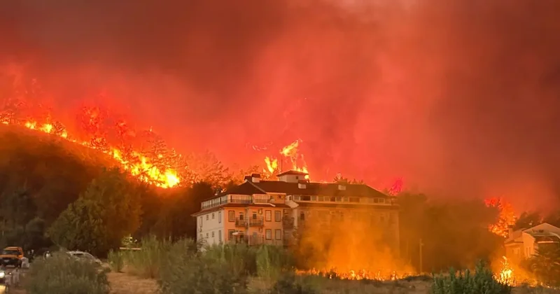 Fethiye de orman yangını: Alevler evleri tehdit ediyor