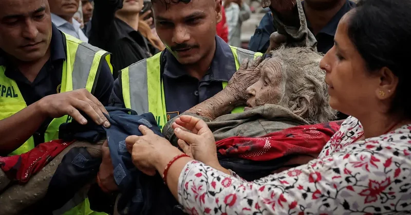 Nepal deki sel felaketinden çarpıcı kare! Sınır hattını bile ortadan kaldırmış