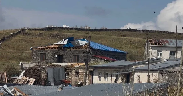 Ardahan Çıldır da şiddetli fırtına ve dolu afeti: 20 den fazla evin çatısı uçtu Çıldır Öncül köyünde afet: Evlerin yüzde 70 i hasar gördü, hasar tespiti başladı Ardahan Haberleri Habertürk Yerel Haberler