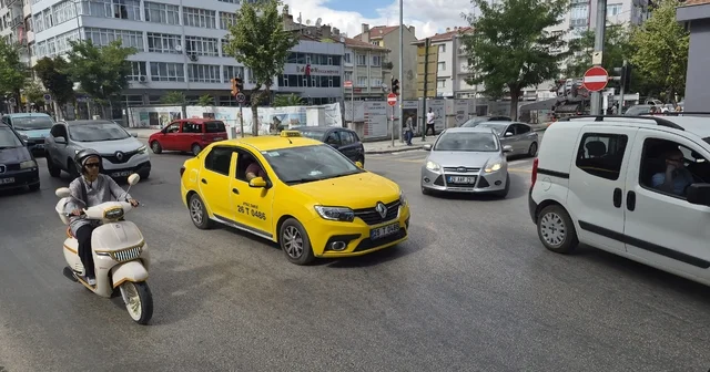 Elektrik kesintisi sebebiyle trafik ışıkları yanmayınca karışıklık meydana geldi Eskişehir Haberleri Habertürk Yerel Haberler
