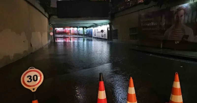 Taksim’de beklenen sağanak bir anda bastırdı: Zincirlikuyu alt geçidini su bastı