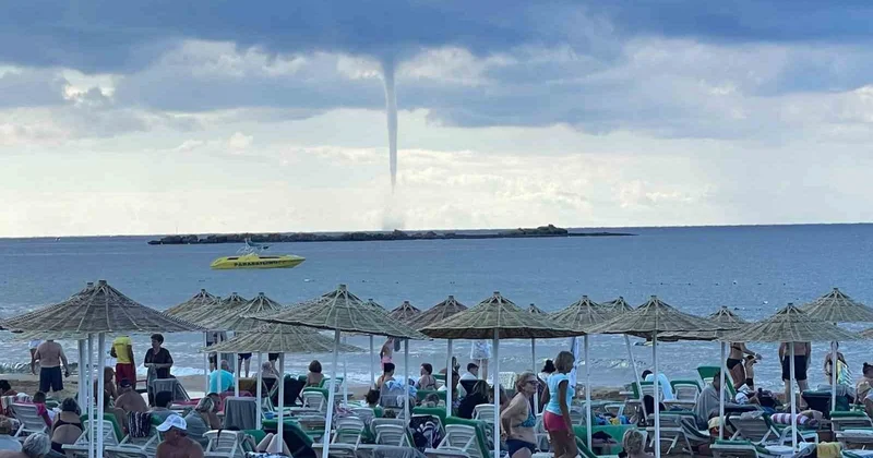 Alanya da plaj karşısında dev hortum! Turistler o anları cep telefonuyla görüntüledi