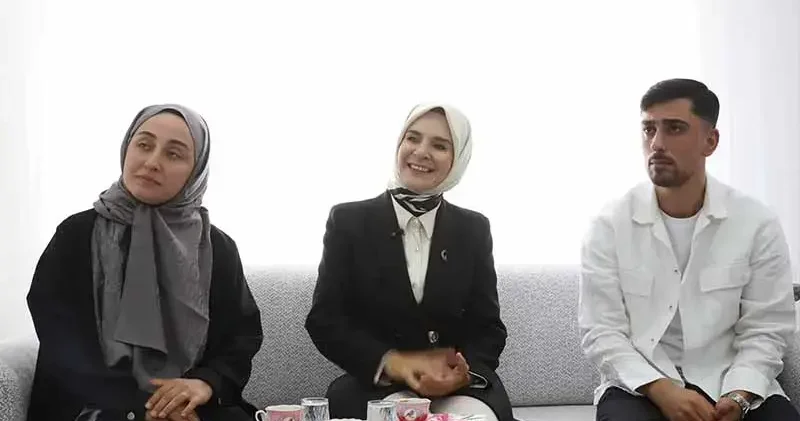 Bakan Göktaş, evlilik kredisinden yararlanan yeni evli çiftin ilk misafiri oldu