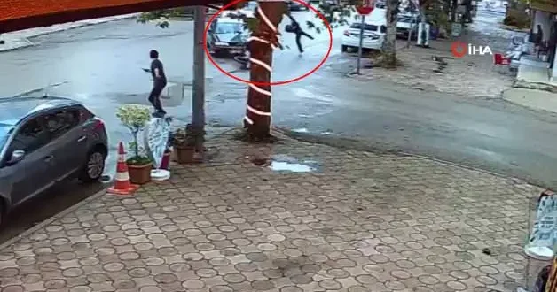 Adana da feci motor kazası kamerada: Havada taklalar attı!