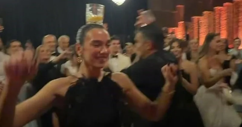 Dua Lipa akraba düğününde! Başında bardakla geleneksel Arnavut dansı yaptı