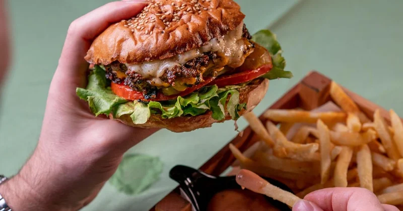Fast food devinden büyük dönüşüm! Menüden restorana her şey yenileniyor
