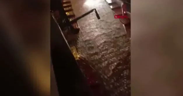 İstanbul u sağanak vurdu: Yollar göle döndü
