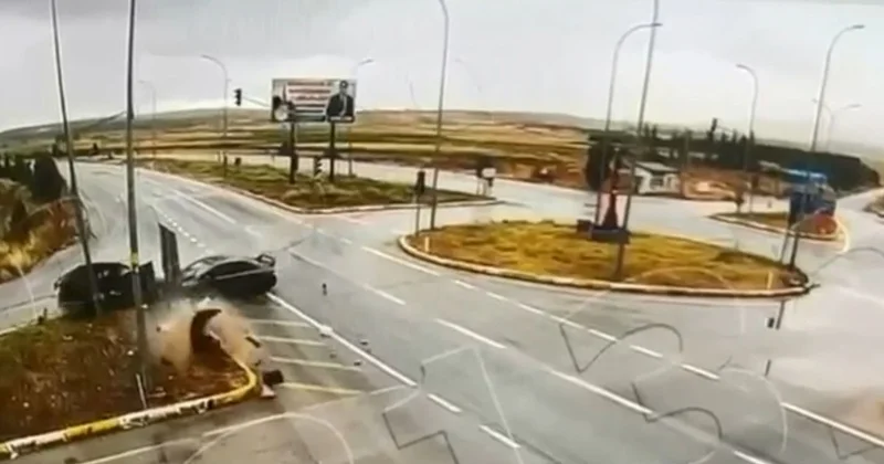 Kütahya da iki otomobil kavşakta çarpıştı, 2 kişi hayatını kaybetti, 8 kişi yaralandı
