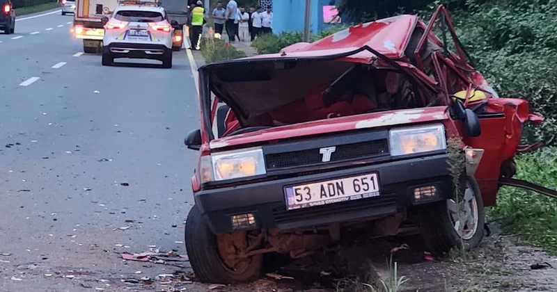 Karadeniz Sahil Yolu nda duman çıkaran otomobile TIR çarptı, sürücünün durumu ciddi