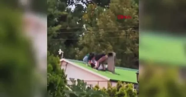 Sakarya da akıma kapılan genç çatıdan sarkıtılarak indirildi, hastanede hayatını kaybetti